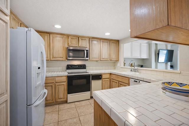 22 Montego Ct, Coronado CA: https://media.crmls.org/mediaz/90a0fe6a-db97-4f91-839e-6397a7e5a487.jpg