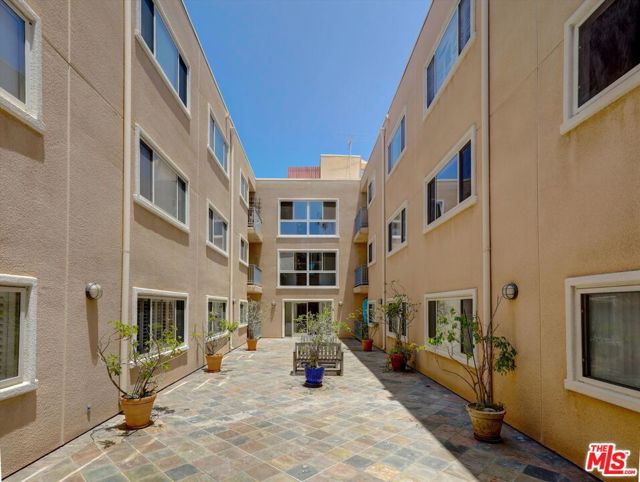 937 12th Street, Santa Monica CA: https://media.crmls.org/mediaz/90a169ca-f303-45e7-a1e9-215996c6cdde.jpg