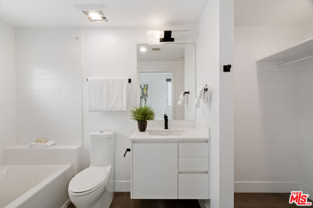 6871 Fountain Avenue, Los Angeles CA: https://media.crmls.org/mediaz/90a26514-fe61-441b-af8b-c4a2cad23729.jpg