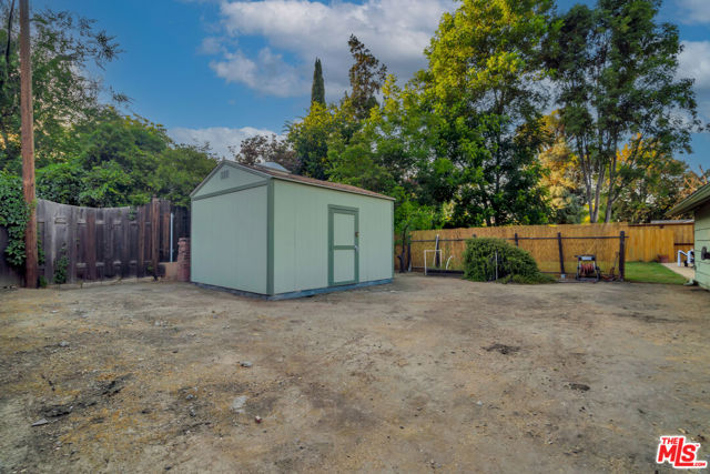 6001 Oakdale Avenue, Woodland Hills CA: https://media.crmls.org/mediaz/90a30ad1-aa3b-45a5-8733-20757f0d53bd.jpg