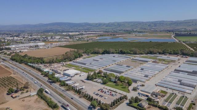 275 Bolsa Road, Gilroy CA: https://media.crmls.org/mediaz/90a47f7b-71dc-401f-99cb-6cc573a867d0.jpg