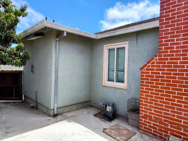 230 Paloma Avenue, Salinas CA: https://media.crmls.org/mediaz/90a4b722-1297-400c-b2f6-00ac764412b9.jpg