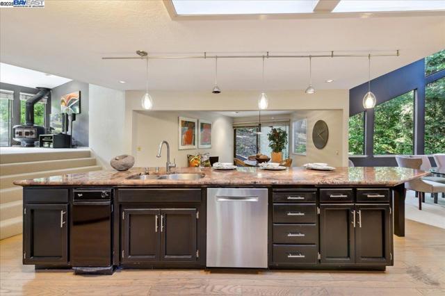 391 Oak Ln, Pleasanton CA: https://media.crmls.org/mediaz/90a508d8-35ed-4b5d-b673-d0cc54fdbe31.jpg