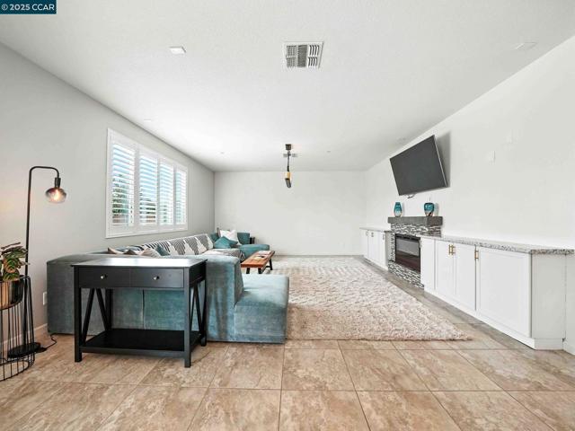 2433 Sanders Ln, Fairfield CA: https://media.crmls.org/mediaz/90a611a5-0ec4-4c28-a32b-ac1df13d51bf.jpg