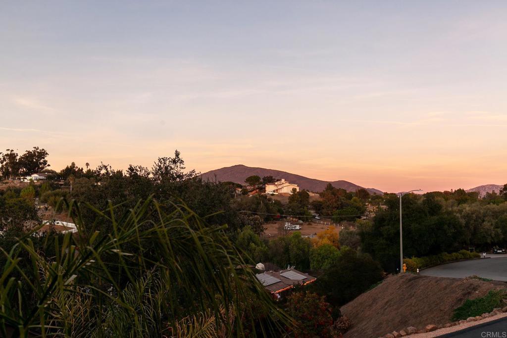 https://media.crmls.org/mediaz/90a674b5-4800-454a-a98c-c6440926759c.jpg?preset=X-Large
