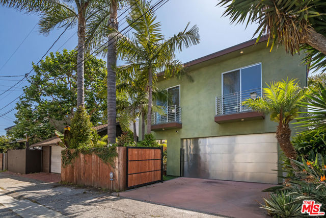 2336 Boone Avenue, Venice CA: https://media.crmls.org/mediaz/90a67942-5ece-49d2-8c50-509558d51229.jpg