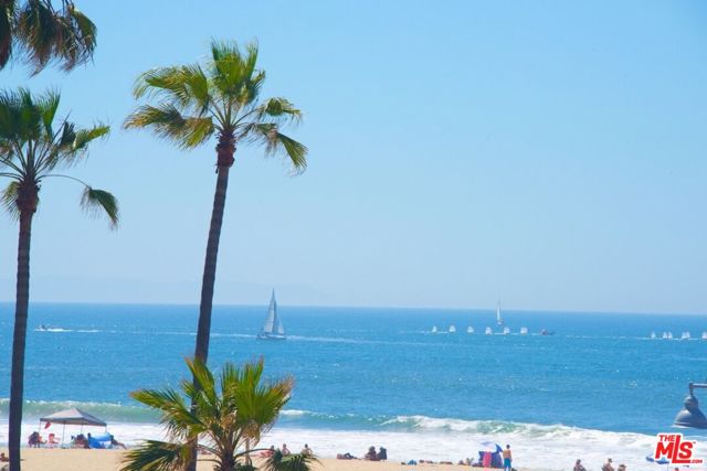 10 30th Avenue, Venice CA: https://media.crmls.org/mediaz/90a67c75-b682-4937-912a-2e43597d5e85.jpg