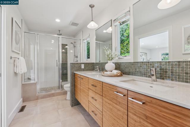 70 Lost Valley Dr, Orinda CA: https://media.crmls.org/mediaz/90a845e8-9f9f-4351-a99f-2af8332e7e83.jpg