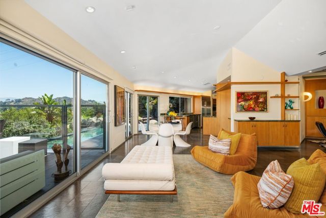 2625 Mar Lu Drive, Los Angeles CA: https://media.crmls.org/mediaz/90a980e3-47fd-494f-8b94-cf144102173a.jpg