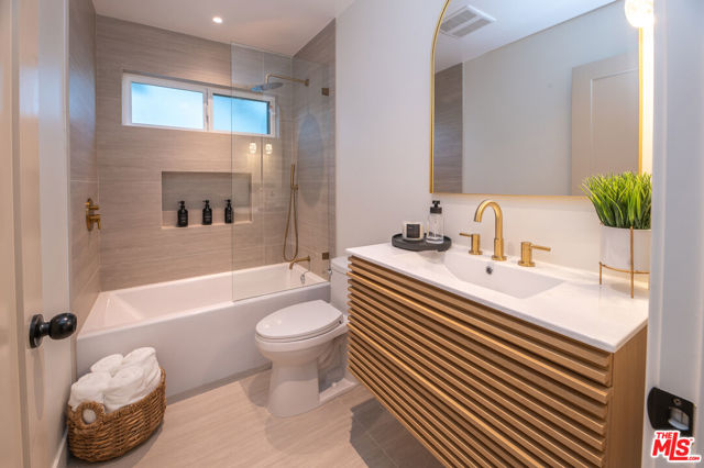 5325 S Victoria Avenue, Los Angeles CA: https://media.crmls.org/mediaz/90aaf9a3-3a4f-46bf-9842-88a708ad94f4.jpg
