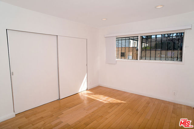 416 N Oakhurst Drive, Beverly Hills CA: https://media.crmls.org/mediaz/90ab3950-0ead-4ddf-bcec-055056d81f9b.jpg