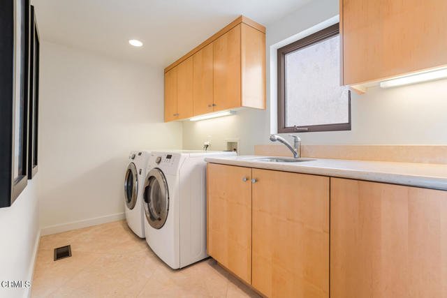 3300 Ocean Drive, Oxnard CA: https://media.crmls.org/mediaz/90ab8734-f1a7-4c8a-b826-e5417b9030e7.jpg