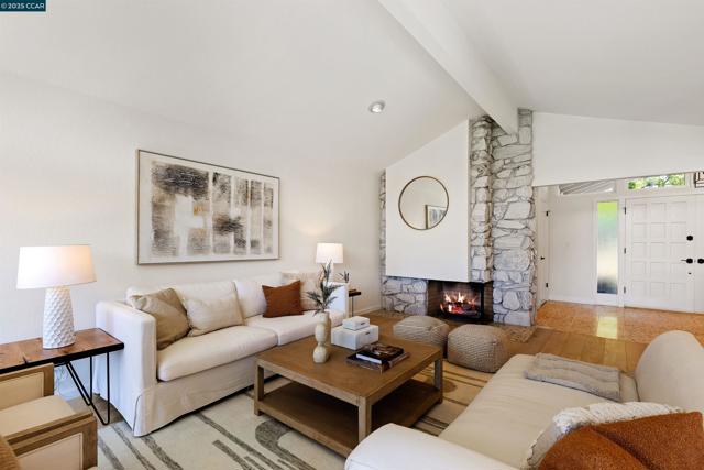 11 Breck Ct, Moraga CA: https://media.crmls.org/mediaz/90ac0947-a62d-497b-9046-9c8009fff37d.jpg