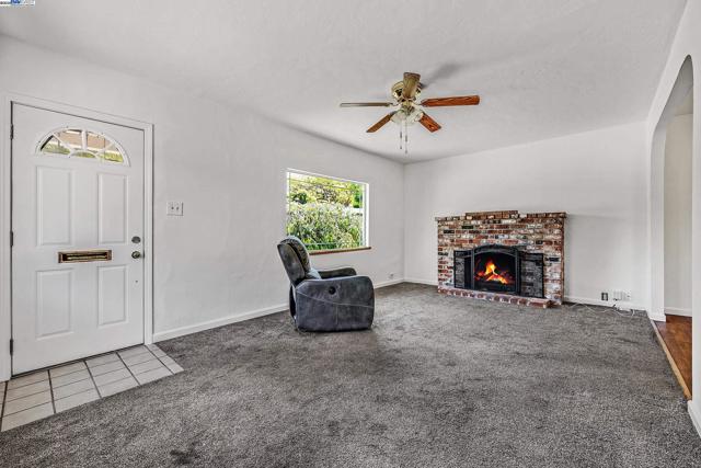 1137 Post St, Alameda CA: https://media.crmls.org/mediaz/90ac4507-b4a4-4201-9211-deabf8b01984.jpg