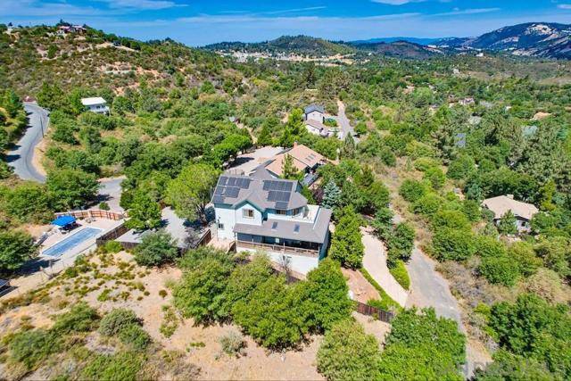 753 Ridgewood Dr, Julian CA: https://media.crmls.org/mediaz/90aca609-cd9b-4fc3-80e3-8ddf9bf70044.jpg
