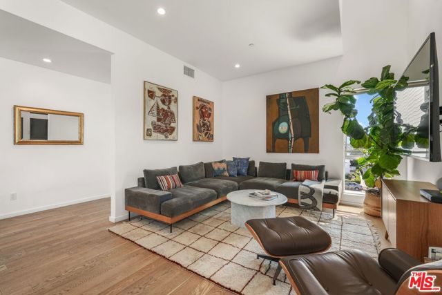 3724 1/2 Vinton Avenue, Los Angeles CA: https://media.crmls.org/mediaz/90ad7bf5-ca70-410c-b43f-64f7af56fd60.jpg