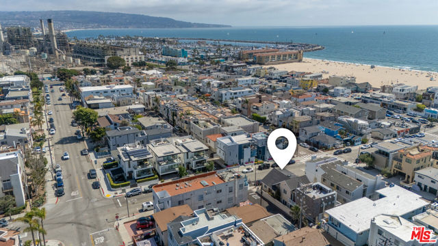 219 2nd Street, Hermosa Beach CA: https://media.crmls.org/mediaz/90ae4b50-7292-44c0-8bd1-8e5b437e3371.jpg