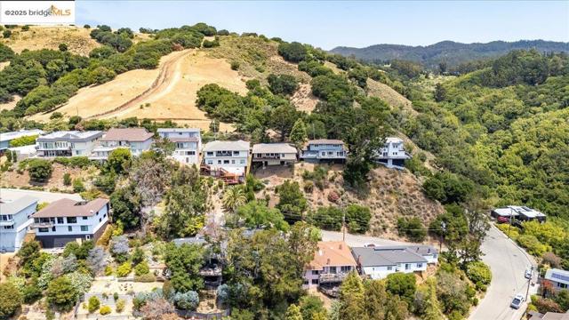 11772 Cranford Way, Oakland CA: https://media.crmls.org/mediaz/90af115e-7ce7-4e05-9829-279f085e215d.jpg