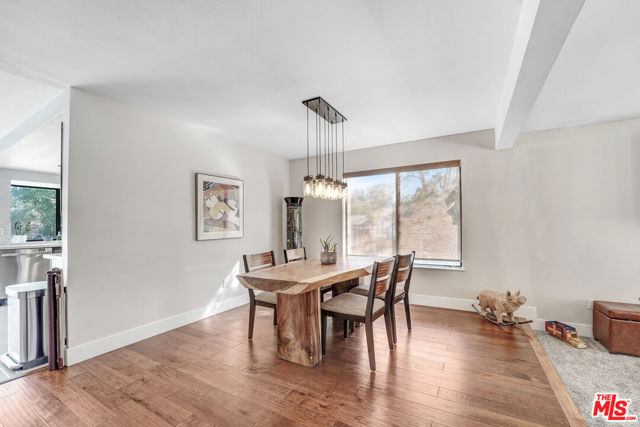 4911 Calle Robleda, Agoura Hills CA: https://media.crmls.org/mediaz/90af2cae-be7c-451a-93a6-c6a7726e8a4d.jpg