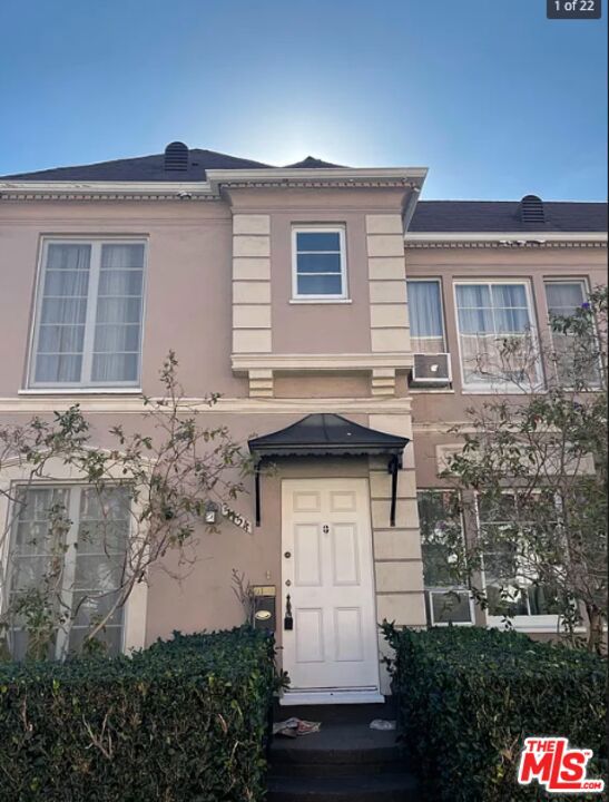 5754 W 4th Street, Los Angeles CA: https://media.crmls.org/mediaz/90af439f-cfa3-488f-8f76-4a39e9f884b5.jpg