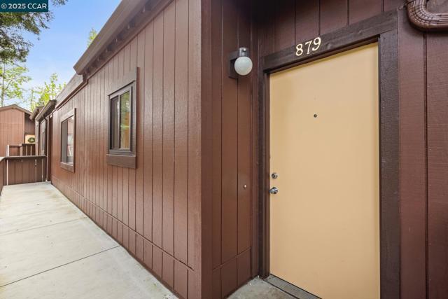 879 Camelback Pl, Pleasant Hill CA: https://media.crmls.org/mediaz/90af52d5-593f-4c77-b1cc-4efd5ed9b87d.jpg