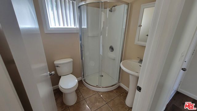 7467 N Forbes Avenue, Lake Balboa CA: https://media.crmls.org/mediaz/90afd72c-73de-4a86-884d-6cb64f9b1cac.jpg