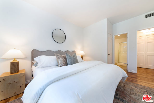 17914 Magnolia Boulevard, Encino CA: https://media.crmls.org/mediaz/90b04691-187d-4213-bf32-fe9796f0bb19.jpg