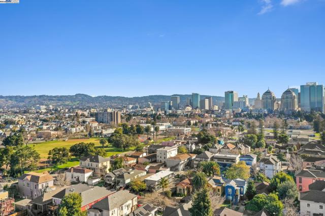 1108 Chestnut St, Oakland CA: https://media.crmls.org/mediaz/90b05193-ff5c-465d-ba54-354ff1a51a5b.jpg
