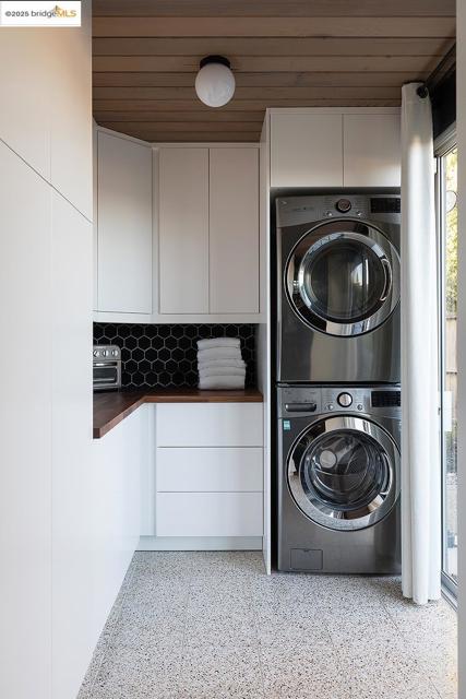 8156 Coach Dr, Oakland CA: https://media.crmls.org/mediaz/90b0e63e-5215-458b-9f48-aa98096f8bf9.jpg