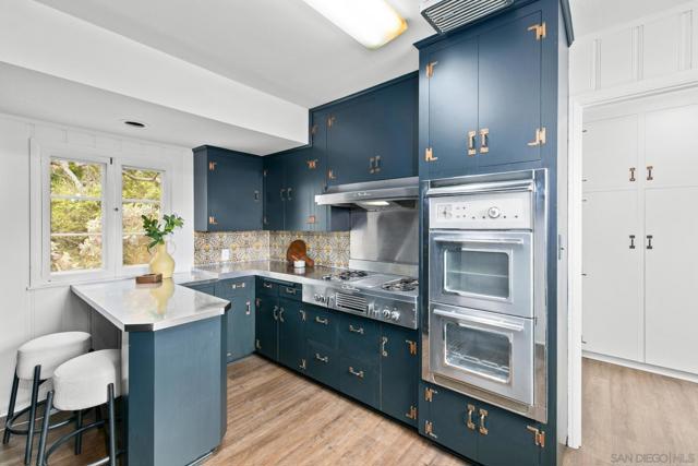 7520 Hillside Dr, La Jolla CA: https://media.crmls.org/mediaz/90b12717-e5f8-4cab-adf0-eea5c0c753e0.jpg