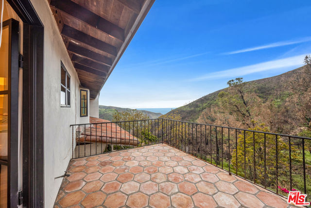 2382 Live Oak Meadows Road, Malibu CA: https://media.crmls.org/mediaz/90b12e72-73e3-49c0-a507-8d6386b40054.jpg