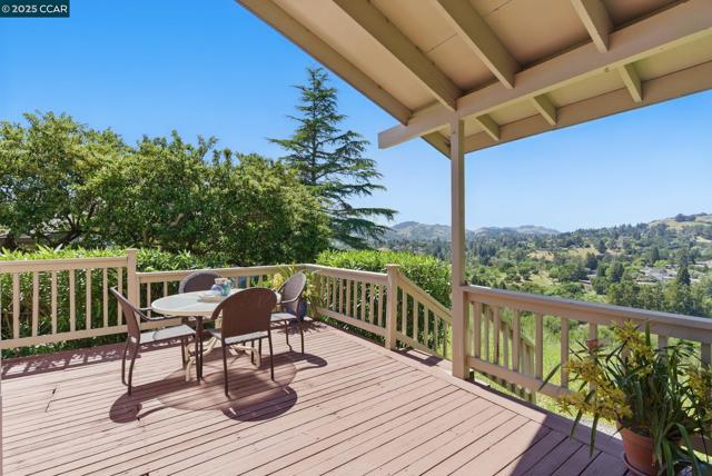 117 Alta Mesa Ct, Moraga CA: https://media.crmls.org/mediaz/90b244fe-c2e1-43f8-b1a8-c98521f1c122.jpg