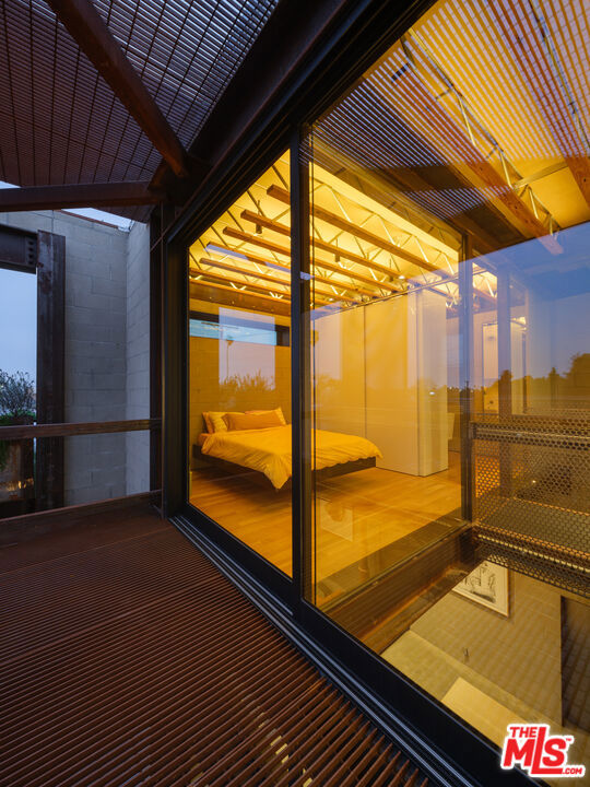 5701 7th Avenue, Los Angeles CA: https://media.crmls.org/mediaz/90b31313-a5b4-404c-bb04-d1350452be9e.jpg