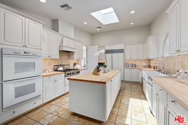 1634 Gilcrest Drive, Beverly Hills CA: https://media.crmls.org/mediaz/90b39379-b405-4a76-aff6-6c5791fc45e8.jpg