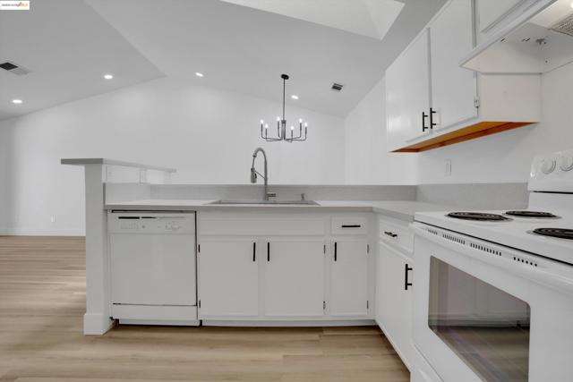 835 Villa Ter, Brentwood CA: https://media.crmls.org/mediaz/90b56385-5ff4-413d-ade2-bb623d98348d.jpg