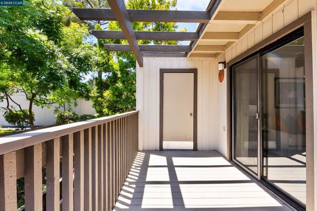 1383 Hull Ln, Martinez CA: https://media.crmls.org/mediaz/90b5ea5a-d6de-4438-80ec-911c1718807d.jpg