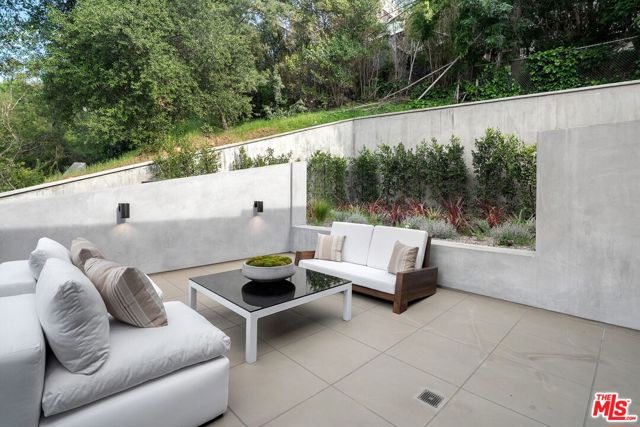 3670 Buena Park Drive, Studio City CA: https://media.crmls.org/mediaz/90b737ff-6f02-4980-8fee-87e55393b08d.jpg