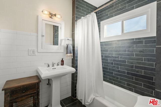 646 N Dillon Street, Los Angeles CA: https://media.crmls.org/mediaz/90b7ad6e-9634-4adf-91cf-56683e4b7c47.jpg