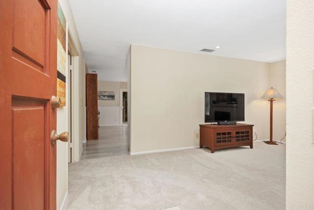 Detail Gallery Image 2 of 36 For 1037 Glenmere Rd, Vista,  CA 92084 - 3 Beds | 2 Baths