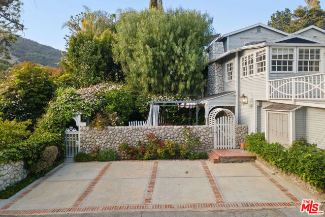 2020 Coldwater Canyon Drive, Beverly Hills CA: https://media.crmls.org/mediaz/90b83ab4-b9e6-4a84-93f5-3e0045f1563e.jpg