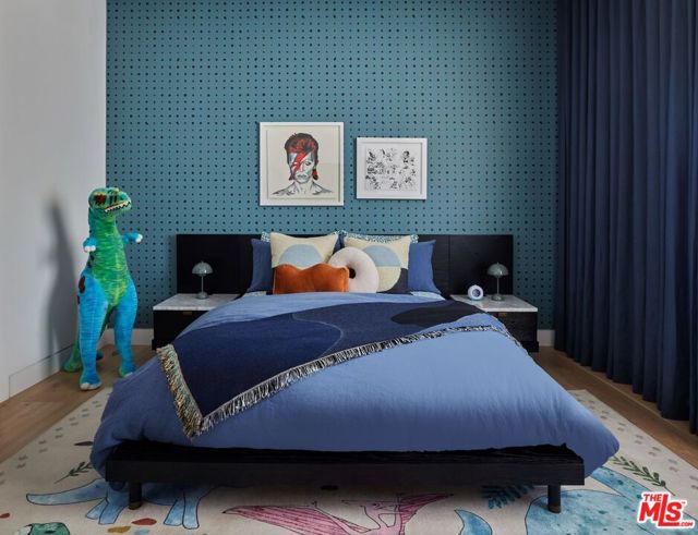 9455 Eden Drive, Beverly Hills CA: https://media.crmls.org/mediaz/90b8656c-992c-416b-9e05-673635dc4670.jpg