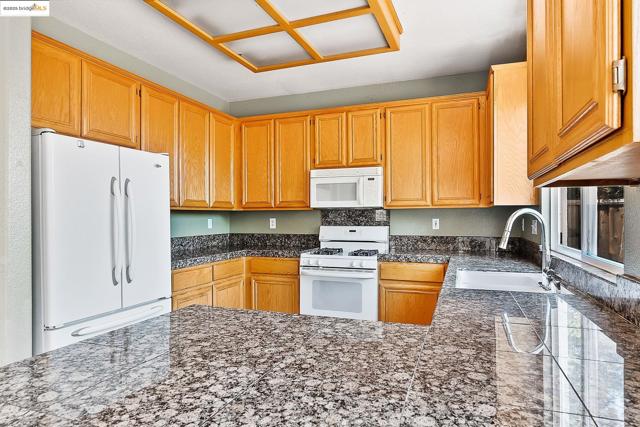 2 Quiet Path Ct, Pittsburg CA: https://media.crmls.org/mediaz/90b8935c-e3d1-40a3-8ba0-74326d5b5c88.jpg