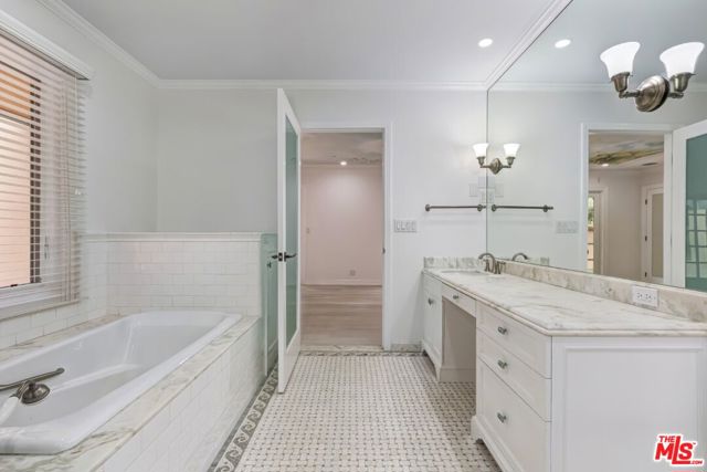401 Alma Real Drive, Pacific Palisades CA: https://media.crmls.org/mediaz/90b9373b-2a87-4db6-8cfe-f7163409d80b.jpg