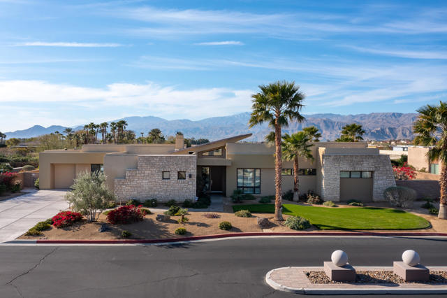 13 Via Montagna, Rancho Mirage CA: https://media.crmls.org/mediaz/90b98389-b4f0-45a5-b842-58b0ada12e51.jpg
