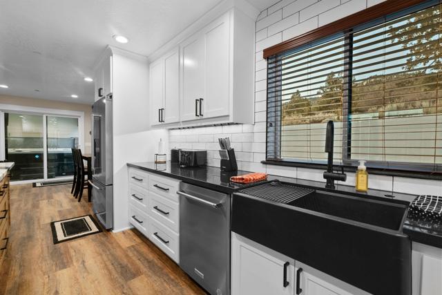 47145 Skyview Drive, Big Bear CA: https://media.crmls.org/mediaz/90b9862f-88da-4bba-818e-77794e0f105c.jpg
