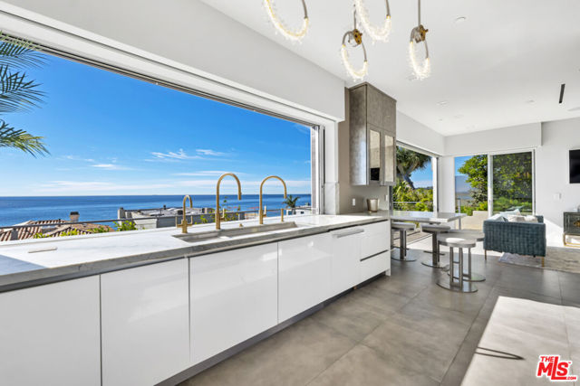 25423 Malibu Road, Malibu CA: https://media.crmls.org/mediaz/90b98e27-3939-4ece-a0a6-cae04c0e9fe5.jpg