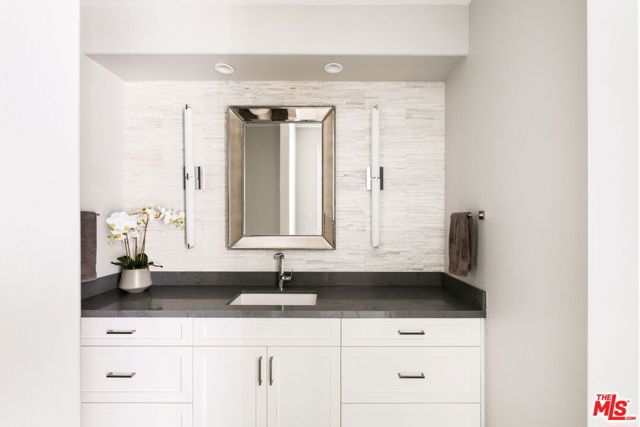 5325 Collingwood Circle, Calabasas CA: https://media.crmls.org/mediaz/90b99ea0-3bff-4c4b-af25-60c9b787baf3.jpg