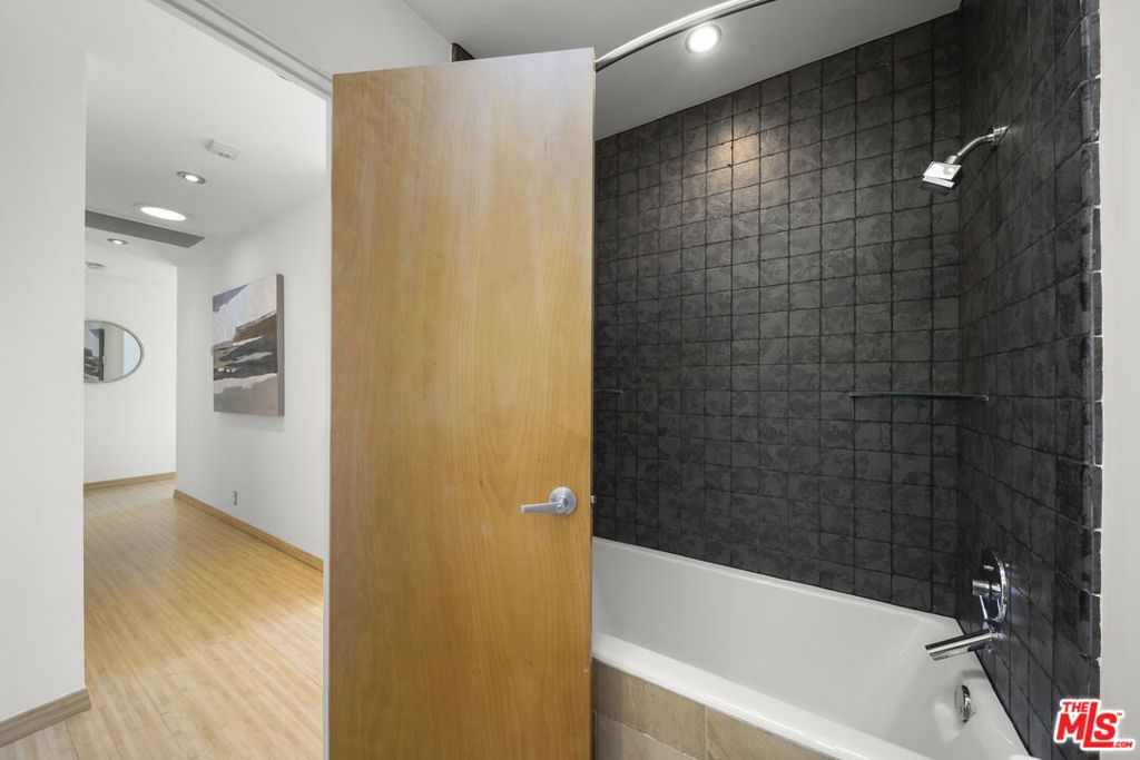 https://media.crmls.org/mediaz/90bb702e-0ef8-4e65-ae7e-afb6049bd31e.jpg?preset=X-Large