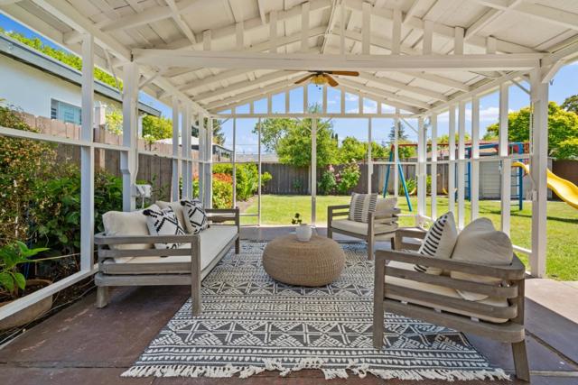 3123 Wessex Way, Redwood City CA: https://media.crmls.org/mediaz/90bc3f48-b0cb-45e9-acff-f24527060ae6.jpg