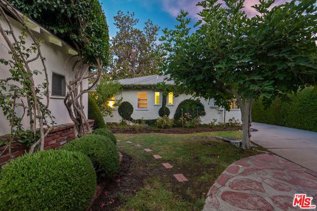 10941 Peach Grove Street, Toluca Lake CA: https://media.crmls.org/mediaz/90bd0ea2-deac-4ed1-a1e5-33907ac17884.jpg